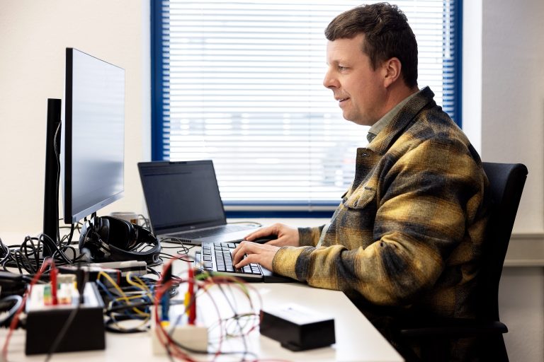 Heeyoo collega Veldhoven aan het werk testen