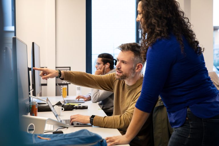Heeyoo zoetermeer wijzen naar scherm dashboard laten bouwen