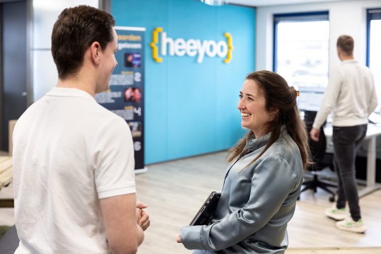 Heeyoo collega's op kantoor Veldhoven in overleg