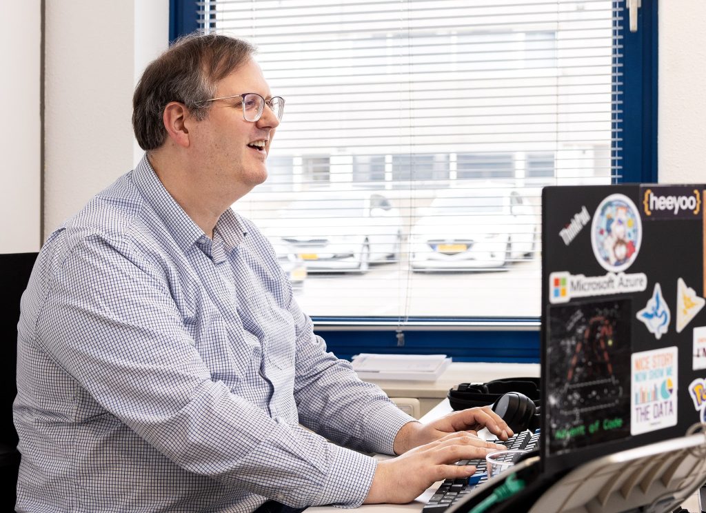 Heeyoo Veldhoven collega lachend achter laptop veelgestelde vragen over business intelligence