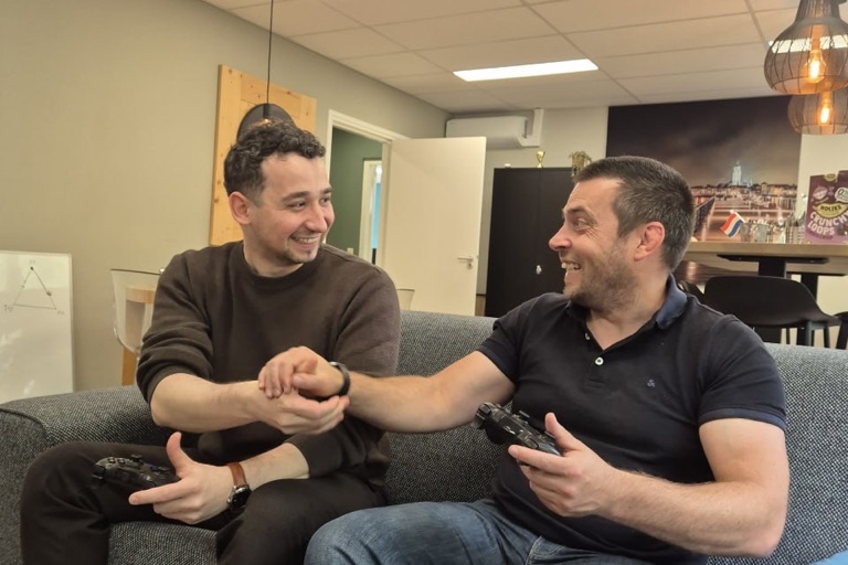 Dennis Vlaskamp, Managing Director Heeyoo Noord, met een collega op de bank